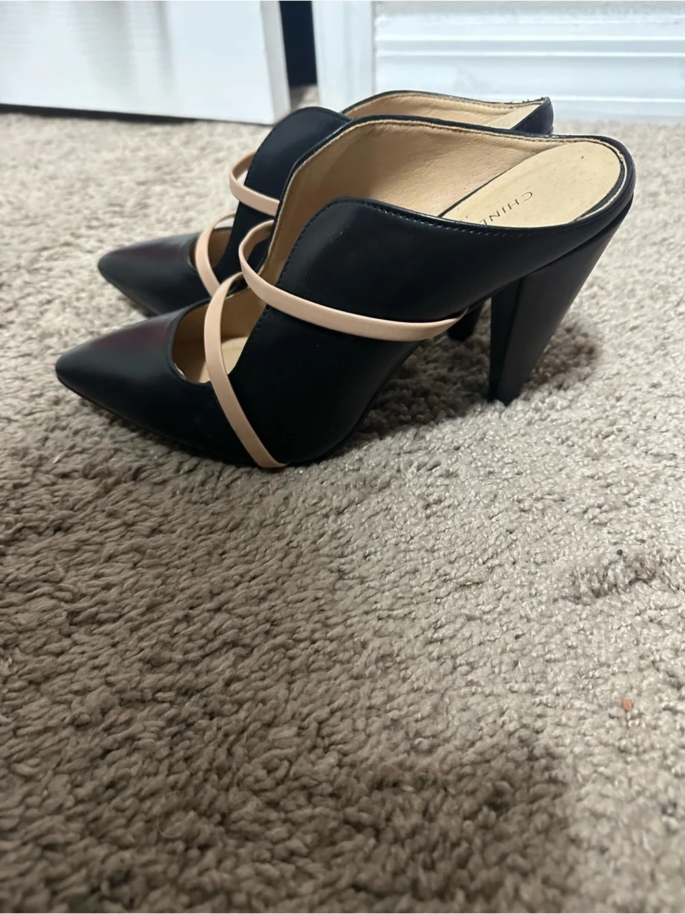 Chinese Laundry black straps feminine
